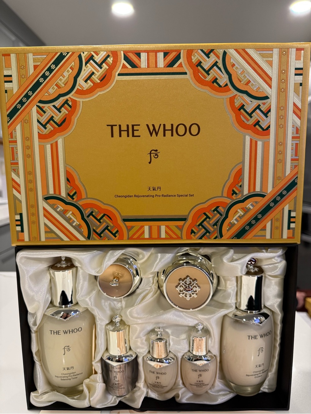 The History of Whoo
Cheongidan Pro-Radiance Hwahyun
Set K-beauty